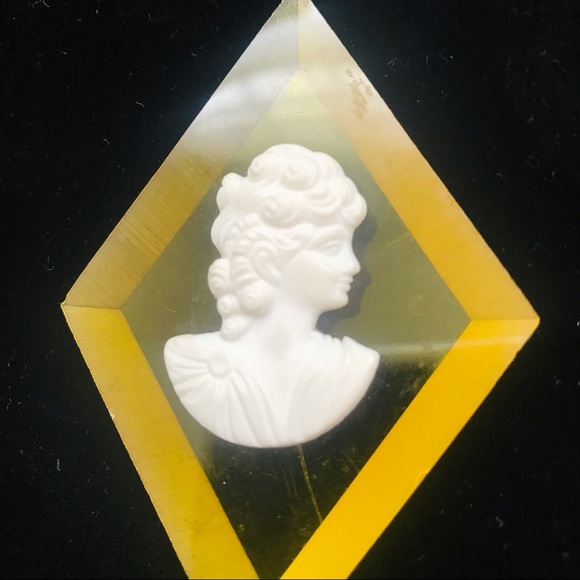 Vintage Lucite Cameo - Picture 6 of 7
